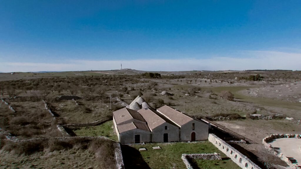 Vista aerea del centro visite della Grotta di Sant'angelo, che sorge esattamente sopra l'ingresso della Grotta